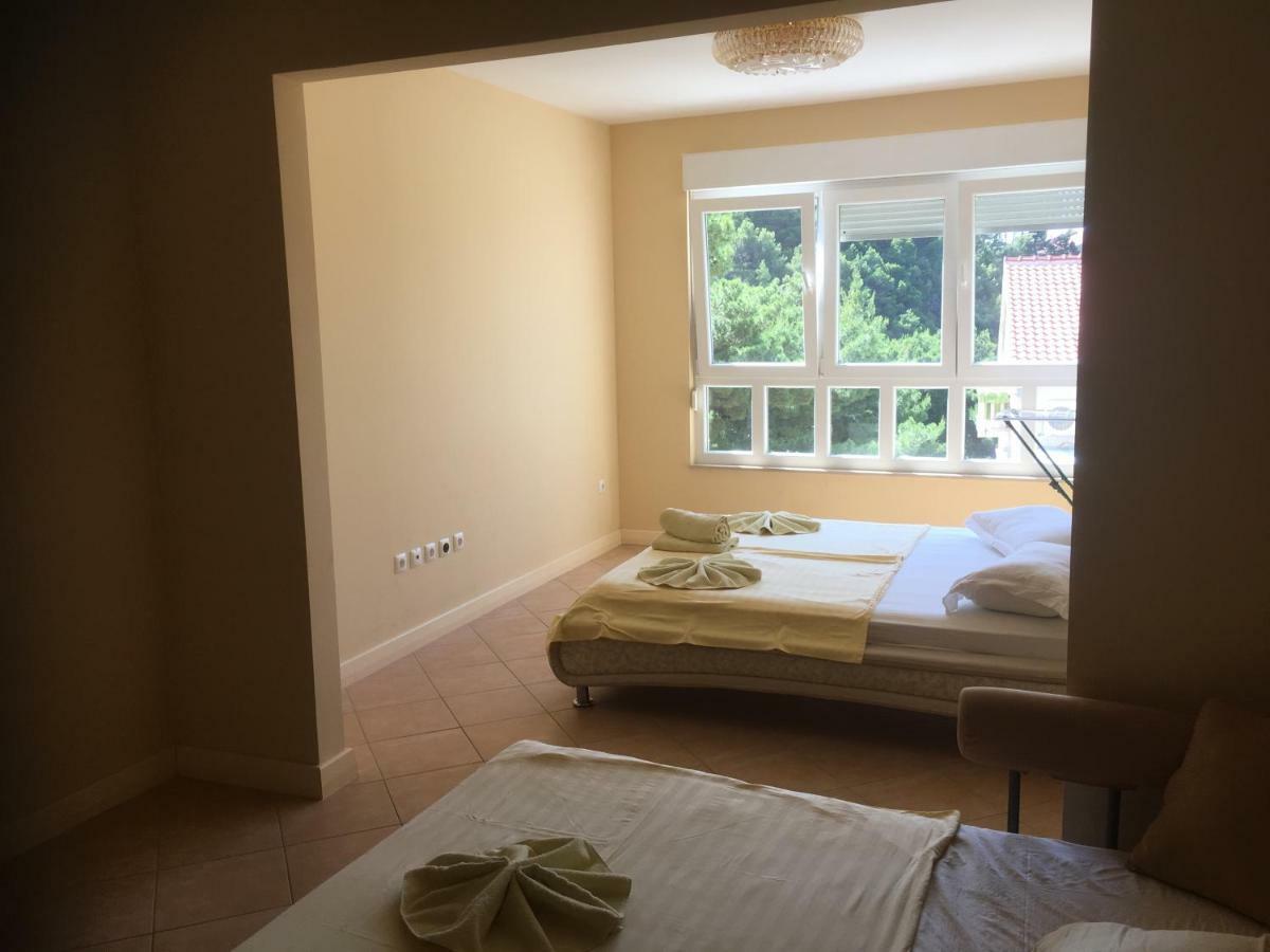Apartments Villa Astra & Pinija Брела Екстер'єр фото
